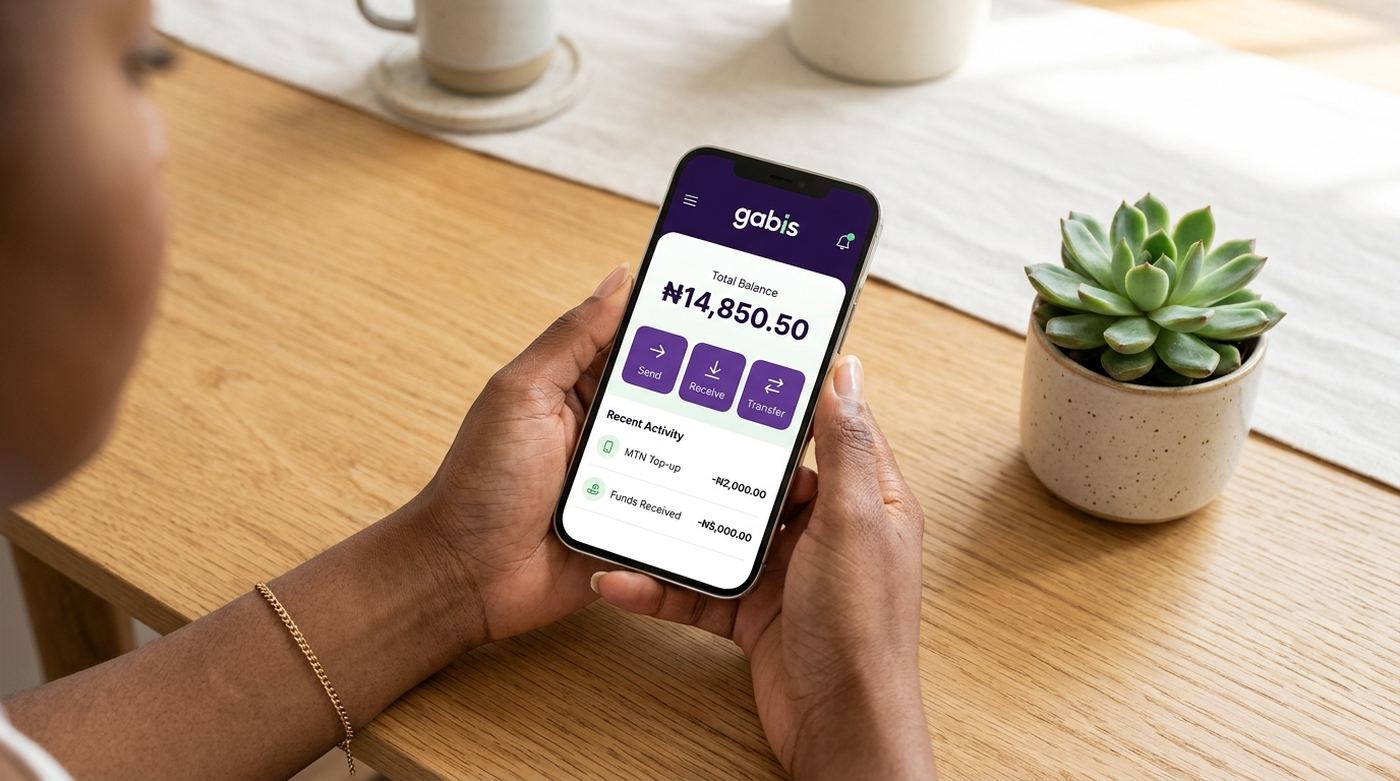 Hands holding a phone showing a balance in the gabis app